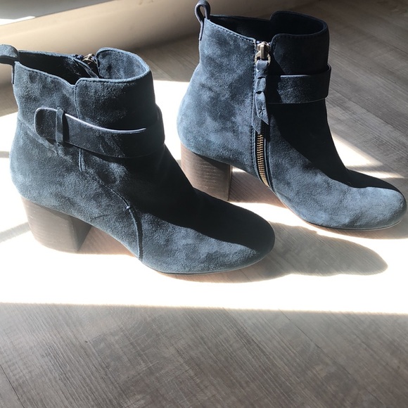 BRAND NEW size 8, navy, suede, zip-up booties. - Picture 4 of 4